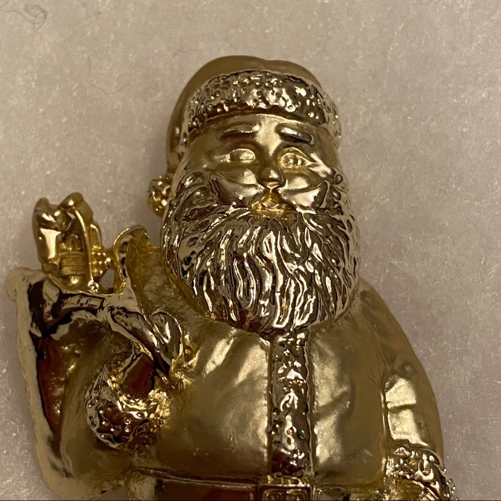 VINTAGE AJC BROOCH PIN SANTA GOLD TONE CHRISTMAS HOLIDAY XMAS JEWELRY